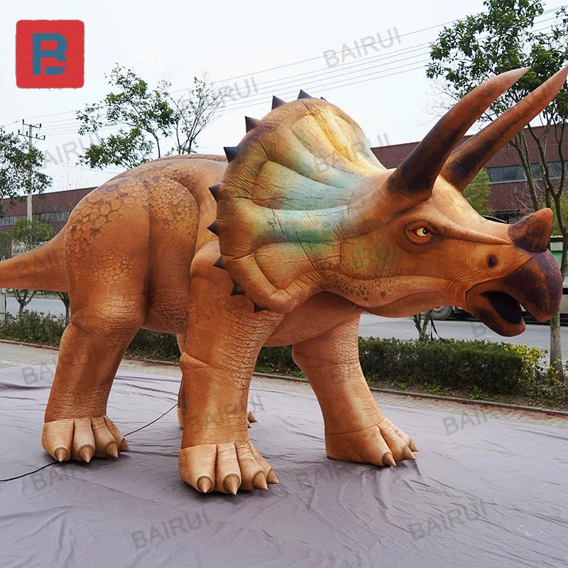 Décoration gonflable dinosaure installée lors d'un événement