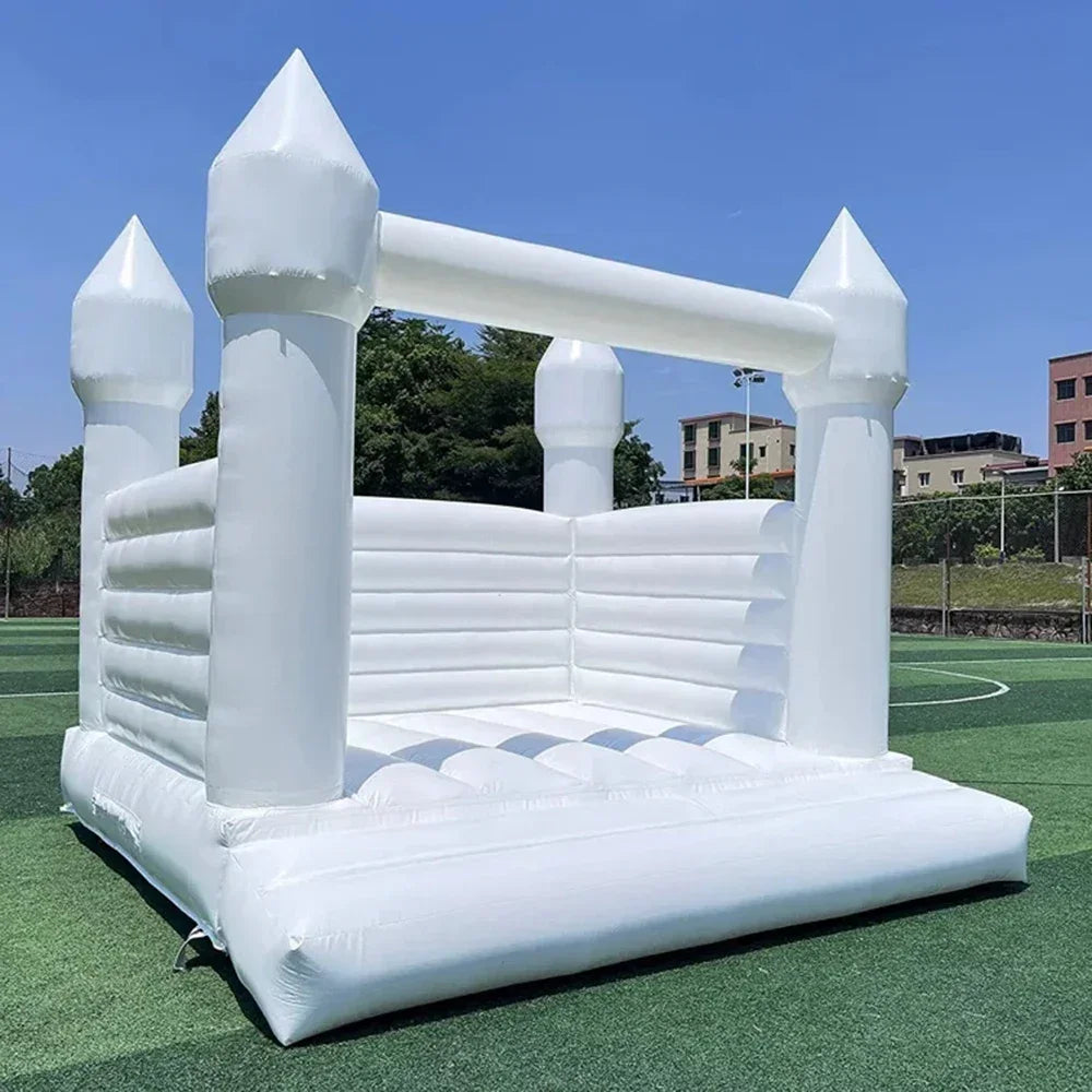 Château gonflable blanc décoré de ballons