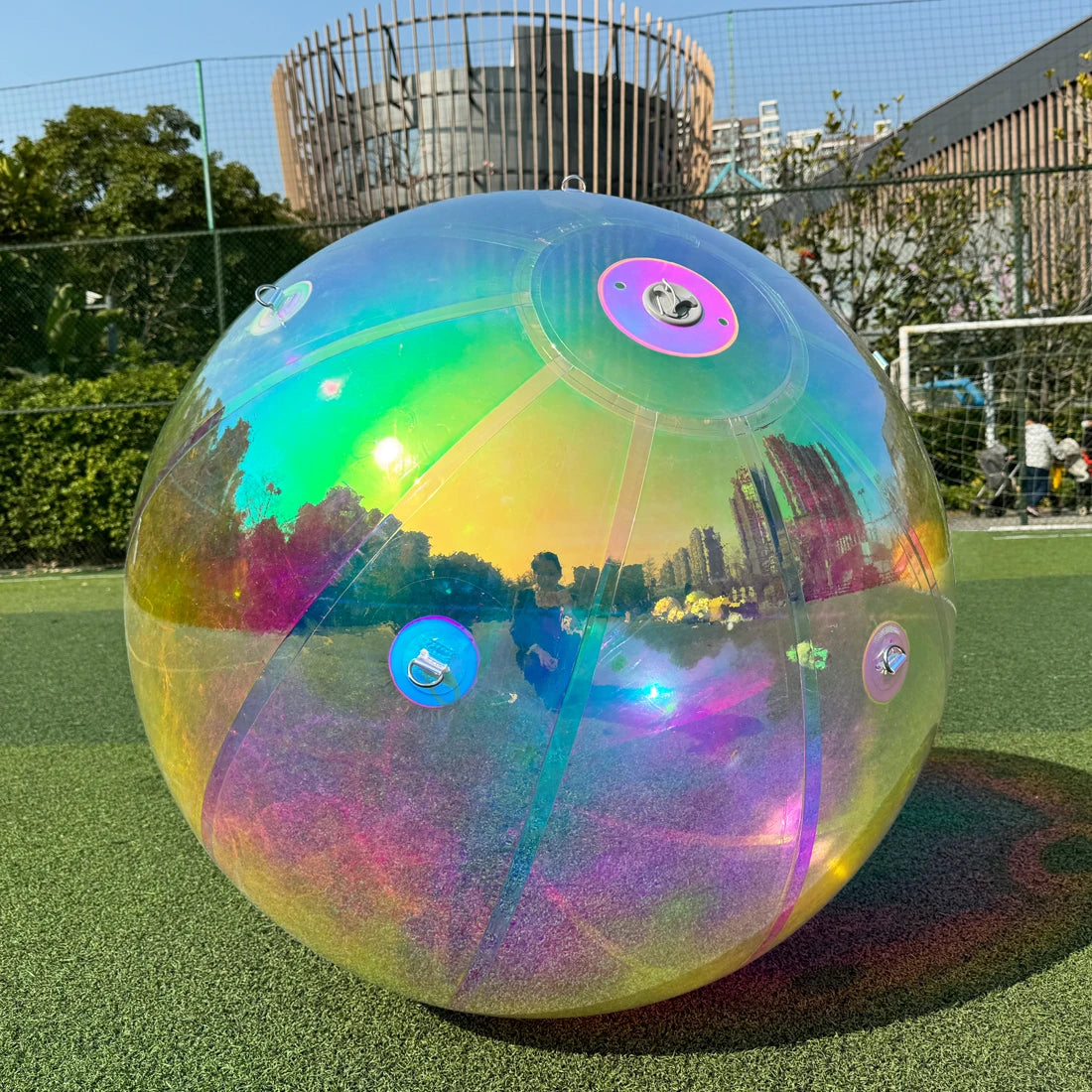 Sphère gonflable dorée suspendue en soirée