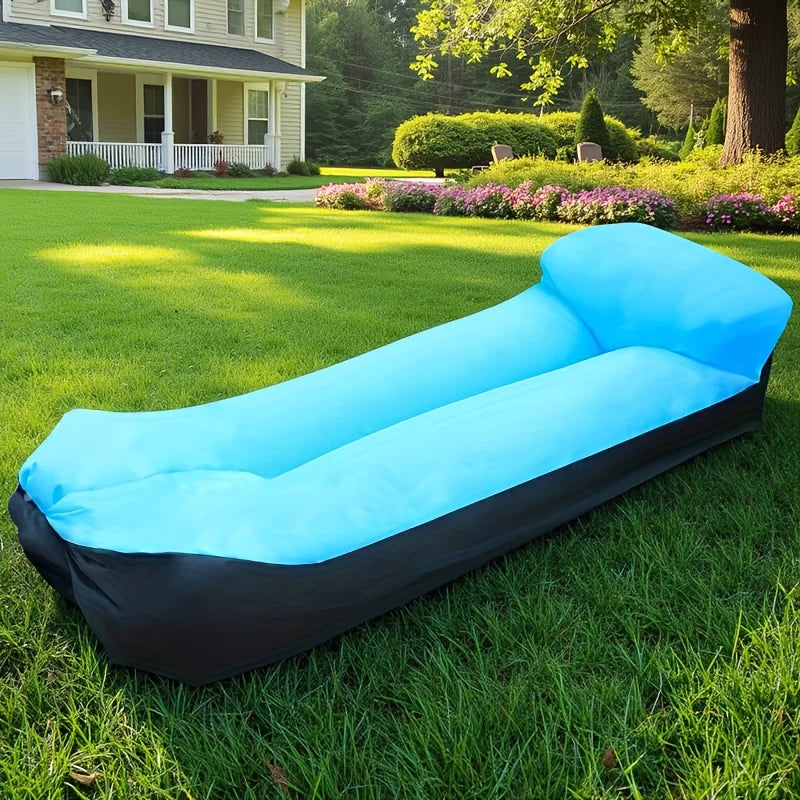 Canapé gonflable chaise longue bleu ciel installé sur la plage