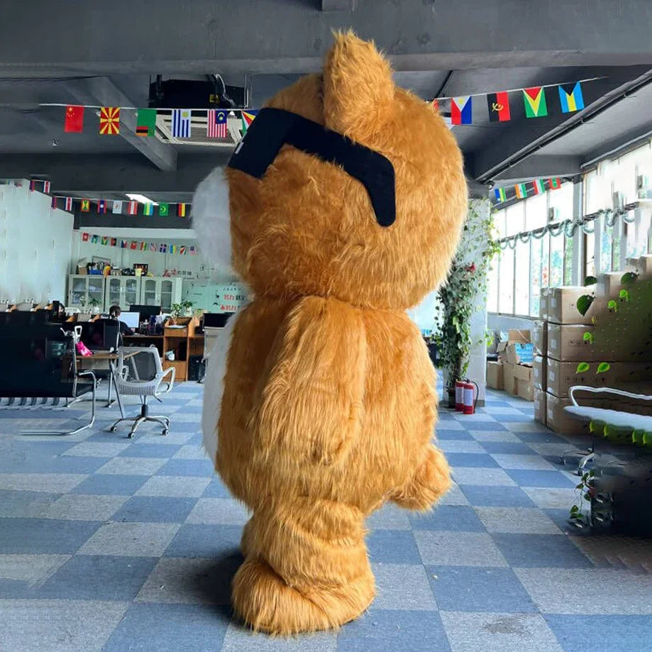 Costume gonflable ours en situation lors d'un carnaval en extérieur
