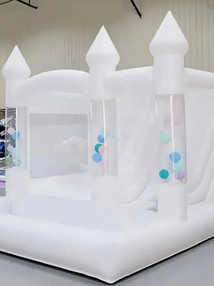 Château gonflable blanc installé en extérieur