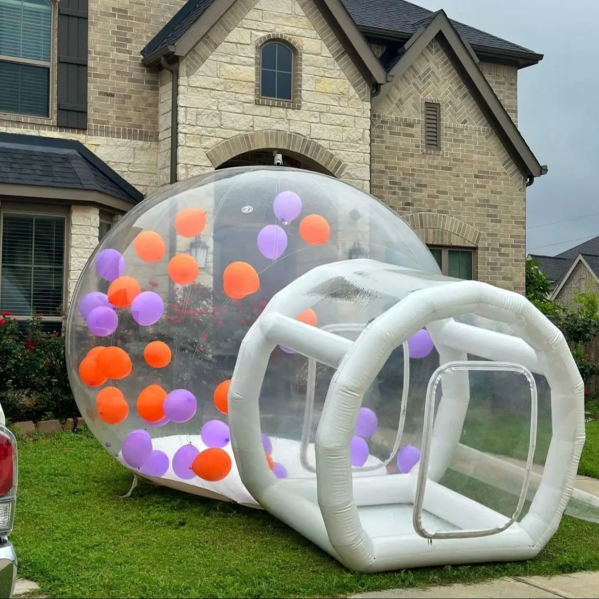 Bulle gonflable transparente glamping installée en extérieur