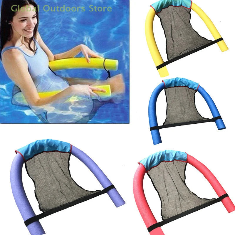 Canapé gonflable flottant installé sur une piscine