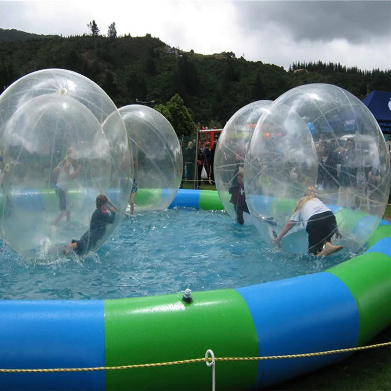 Zorb ball gonflable transparent en piscine