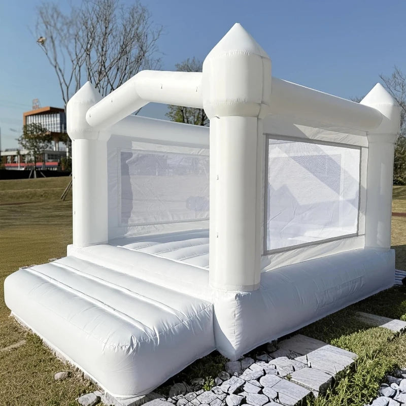 Château gonflable blanc avec toboggan vue d'ensemble
