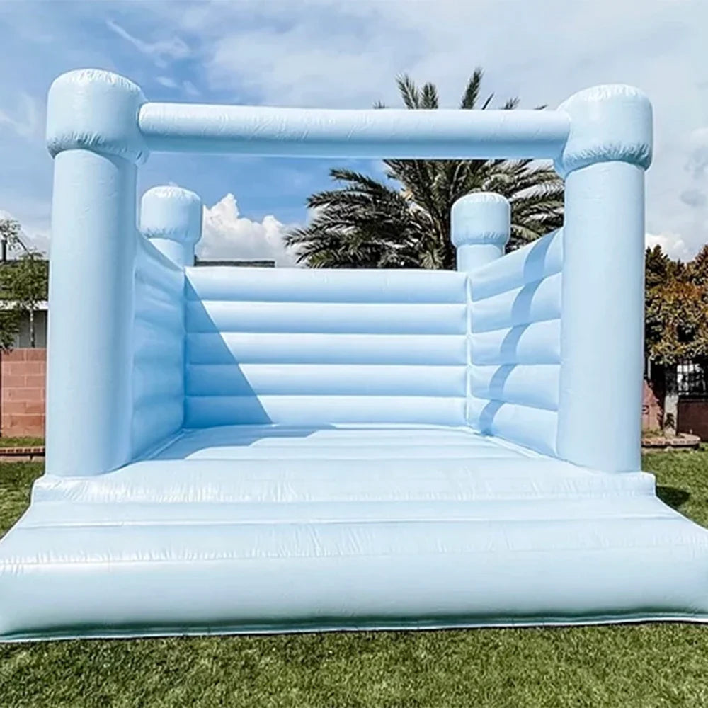 Château gonflable pastel pêche installé dans un jardin
