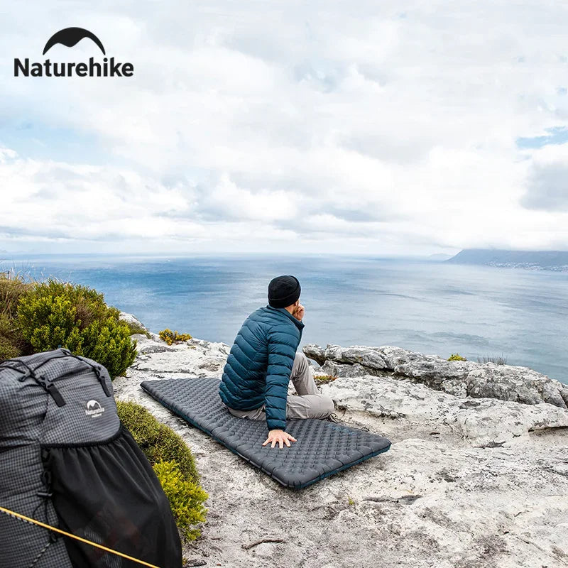 Matelas gonflable installé sous une tente