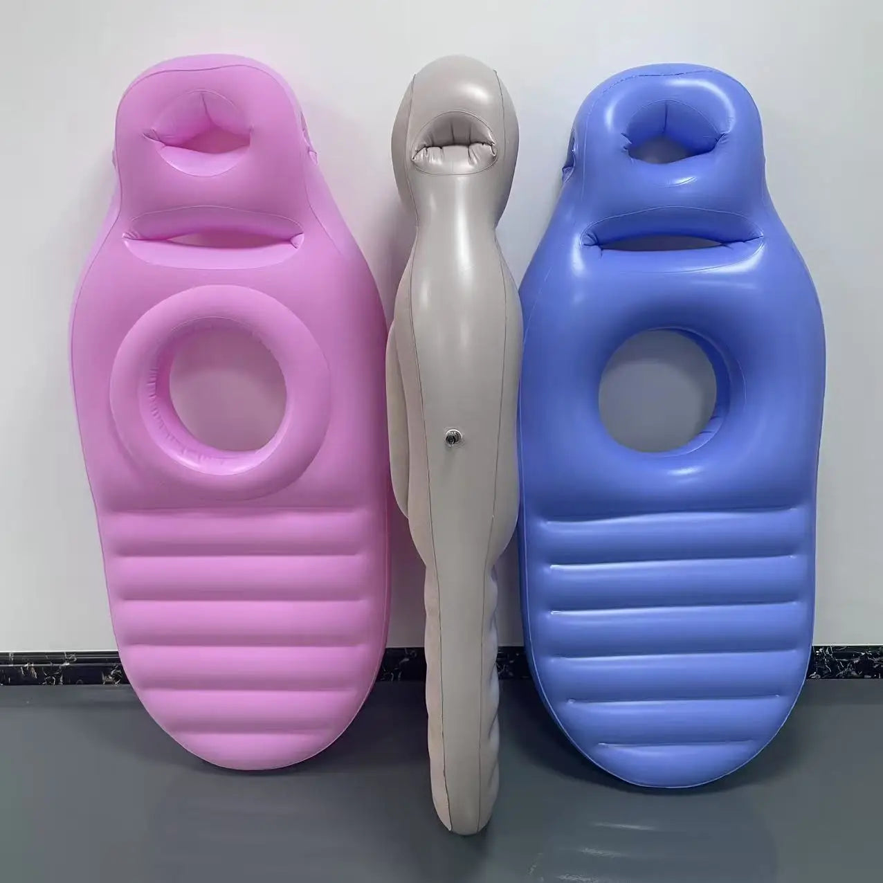 Femme enceinte allongée sur le matelas gonflable maternité