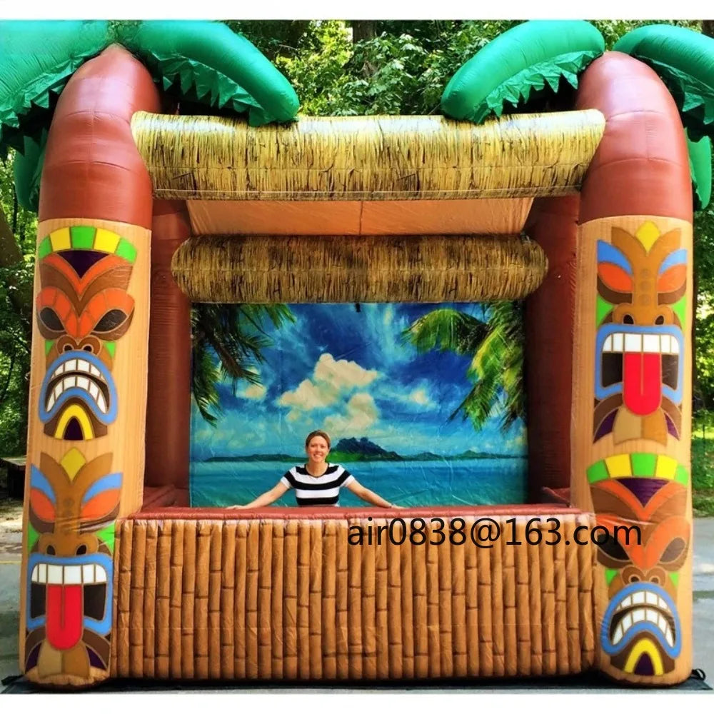 Bar gonflable Tiki avec décor de palmier installé en extérieur