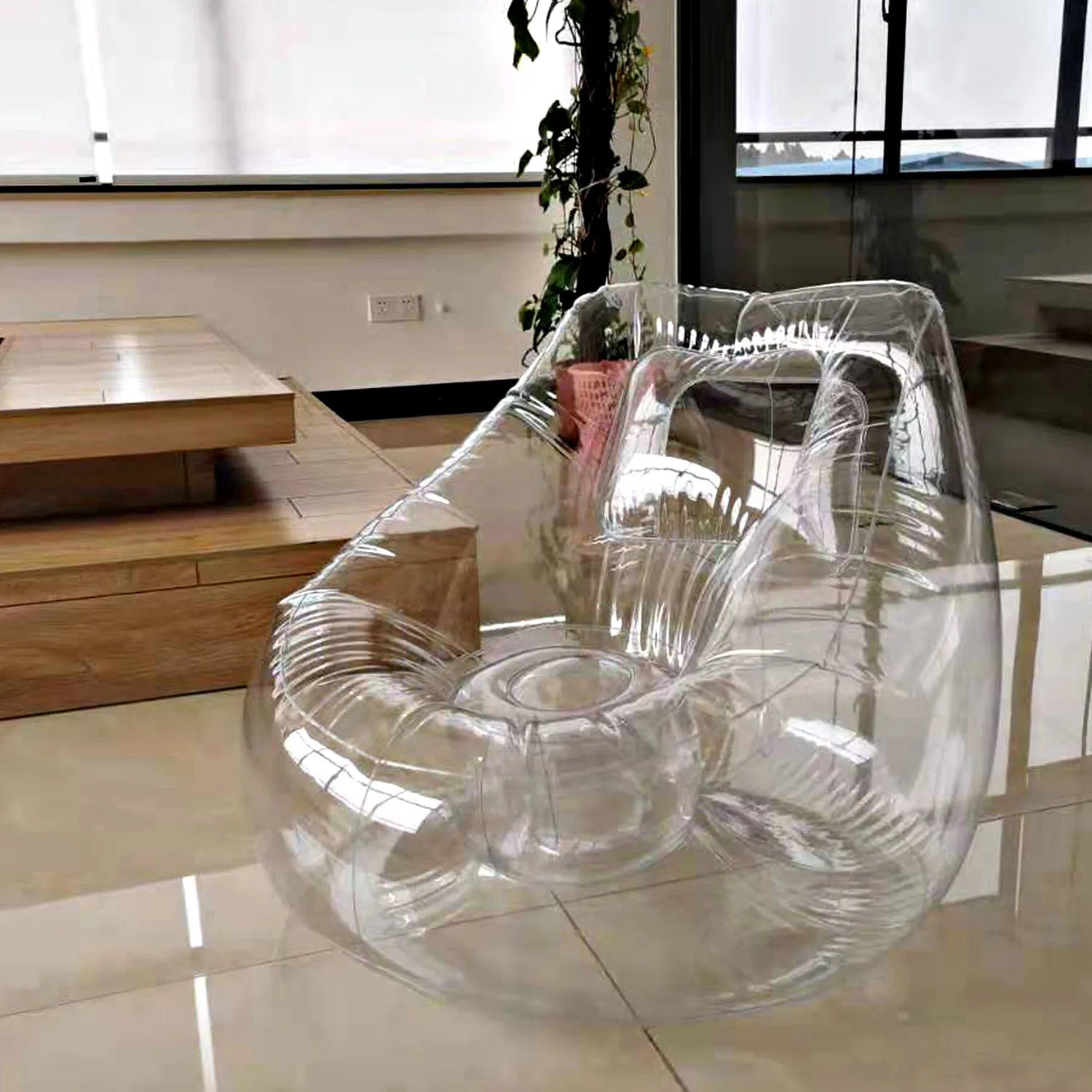 Canapé gonflable transparent installé au salon