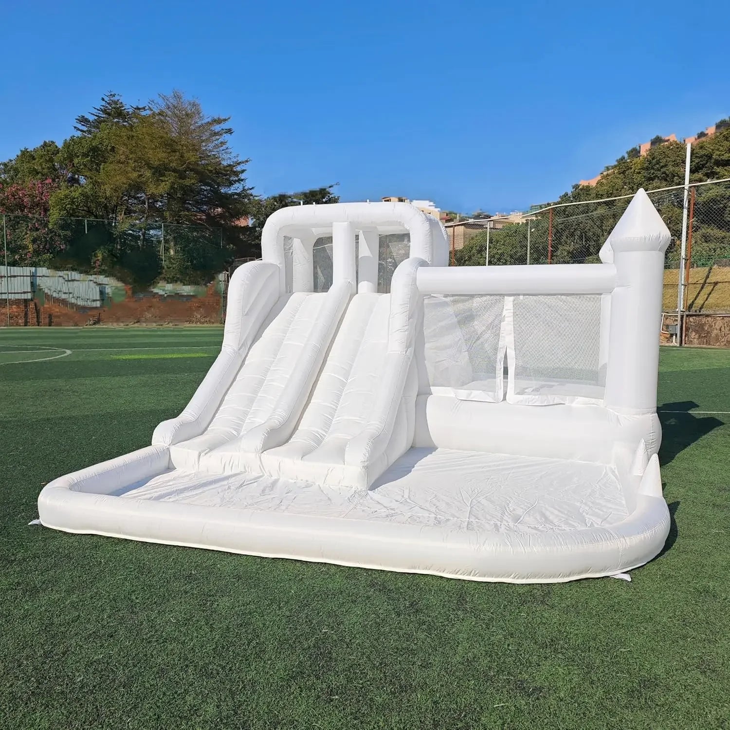Château gonflable avec toboggan intégré