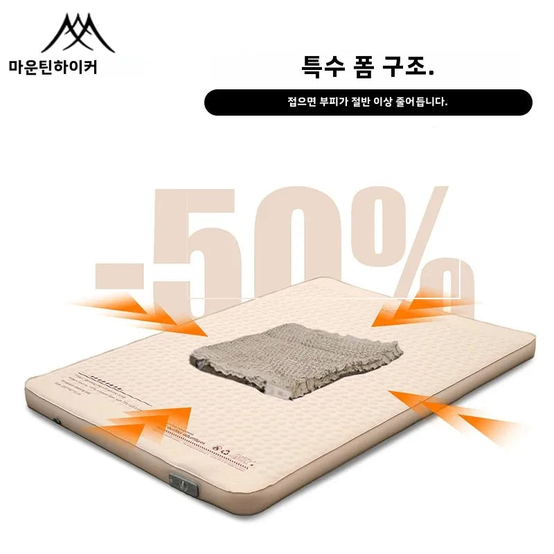 Matelas de camping gonflable déplié en extérieur