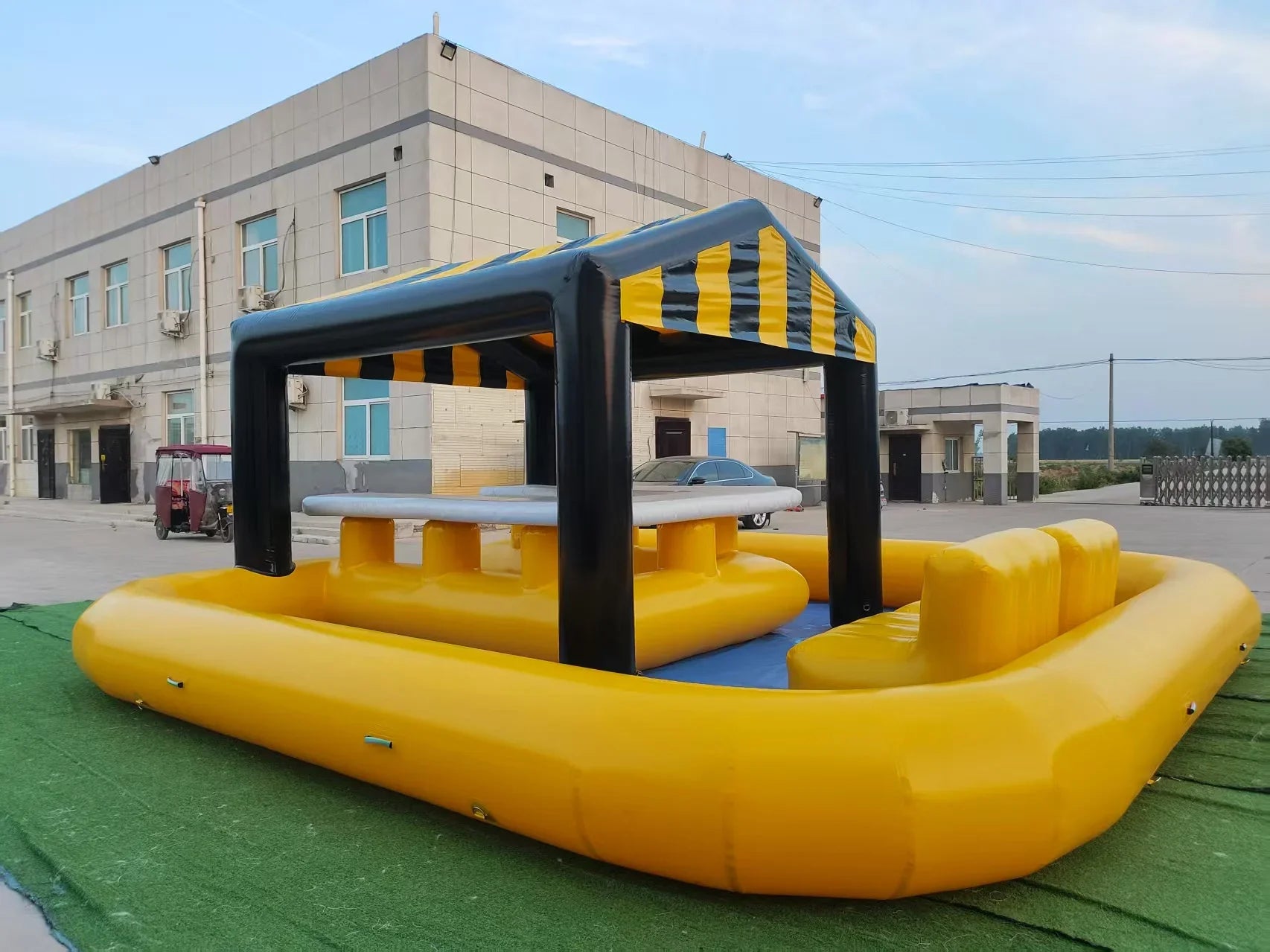 Bar gonflable piscine commercial vue laterale