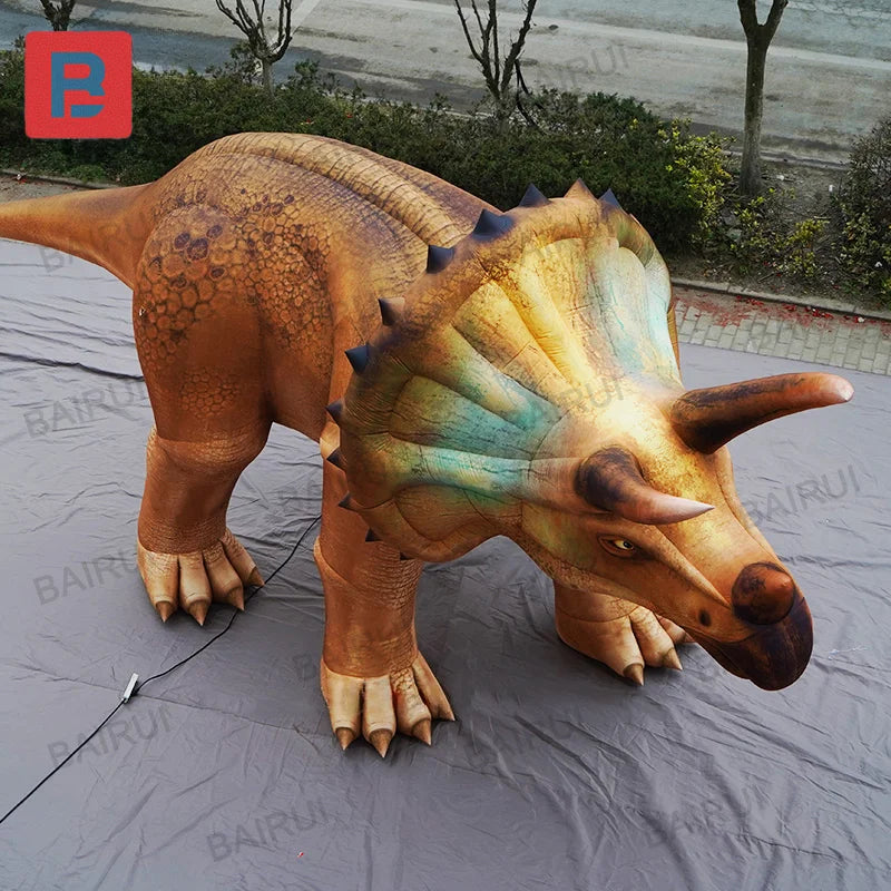 Détail de la tête du dinosaure gonflable triceratops