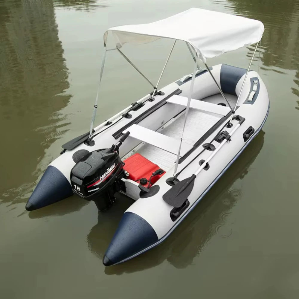 Bateau gonflable pneumatique pêche sur l'eau