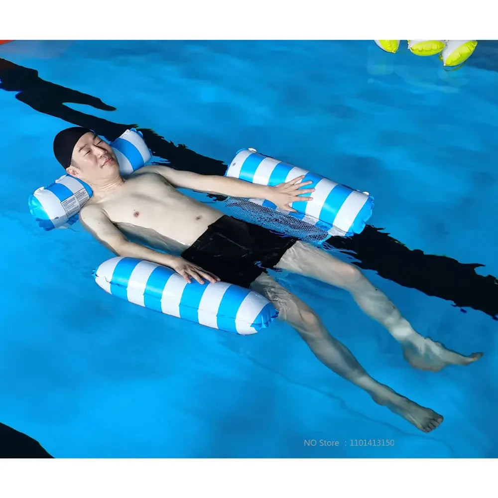 Bouée gonflable flottant sur l'eau de la piscine