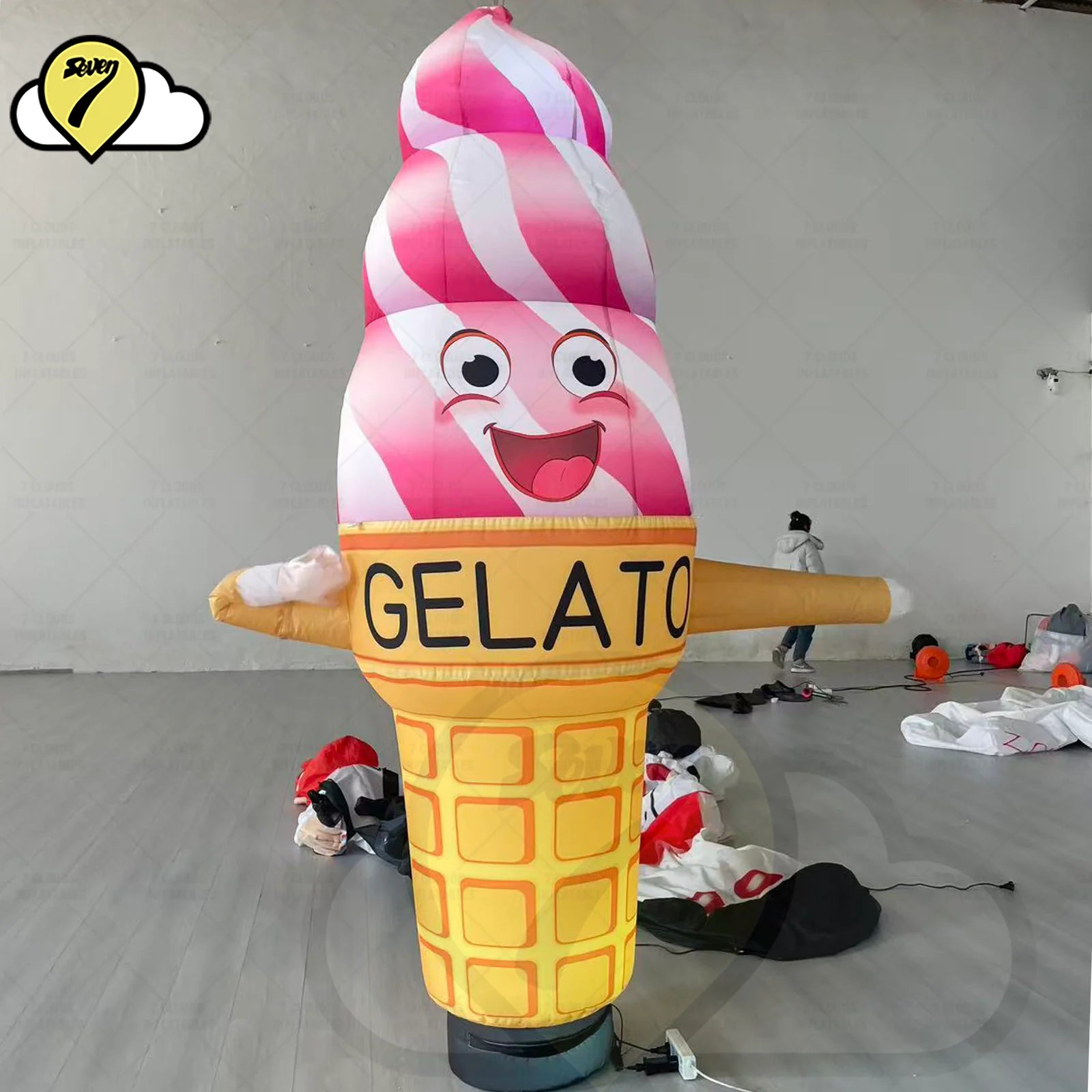 Décoration gonflable crème glacée installée devant un commerce