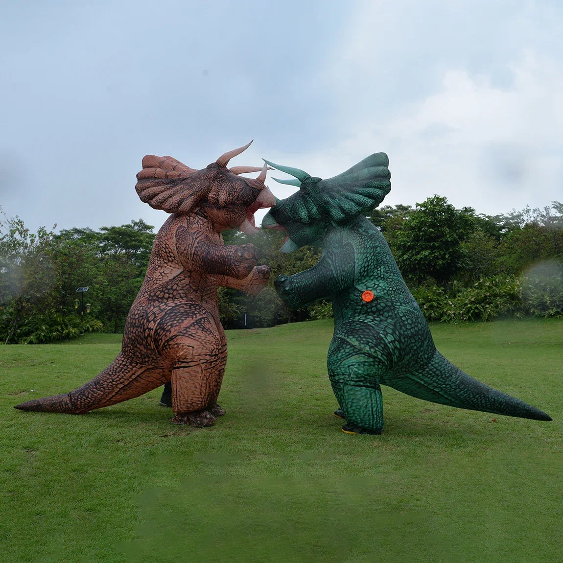 Costume gonflable triceratops vert adulte de face