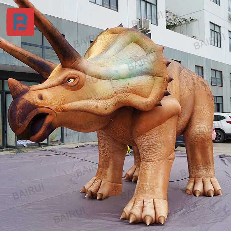 Décoration gonflable dinosaure triceratops géant vue d'ensemble