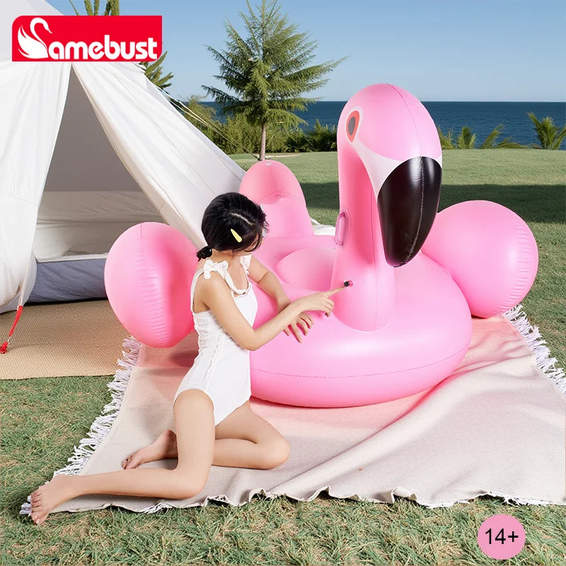 Flotteur gonflable flamant tropical rose sur l'eau