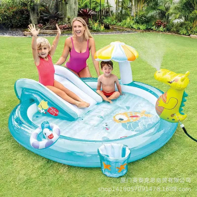 Toboggan aquatique gonflable crocodile installé en extérieur