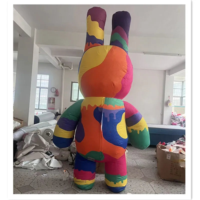 Détail du gilet réglable de la mascotte colorée