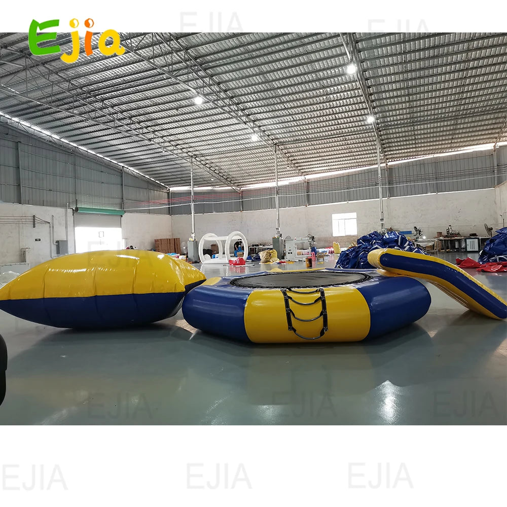 Enfants sautant sur le trampoline gonflable flottant