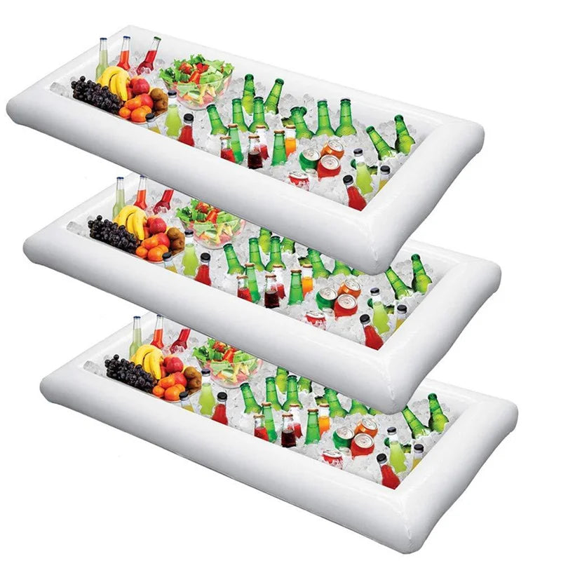 Plateau à glace gonflable rempli de glaçons et boissons au bord de la piscine