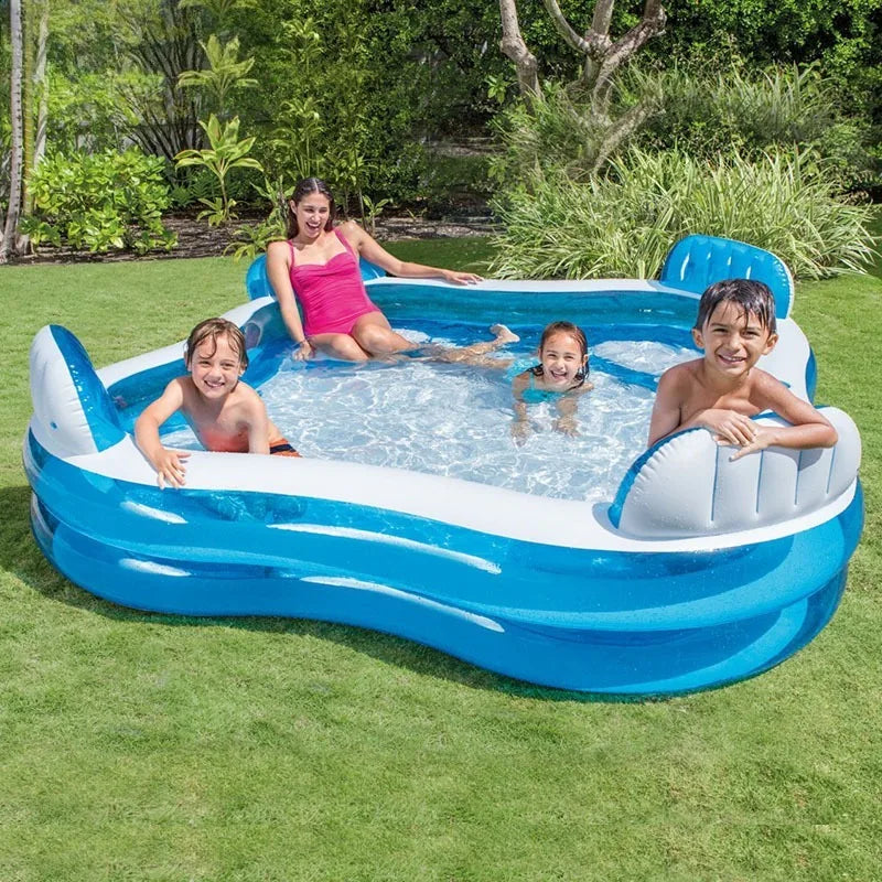 Piscine gonflable familiale avec sièges lounge installée