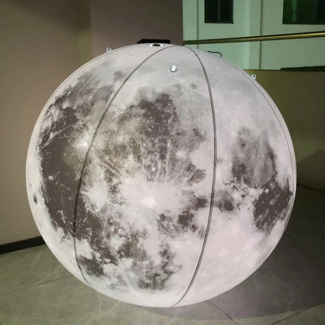 Ballon gonflable Lune LED posé au sol lors d'un événement