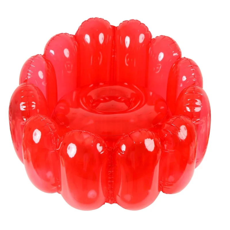 Enfant assis sur le canapé gonflable pouf rouge