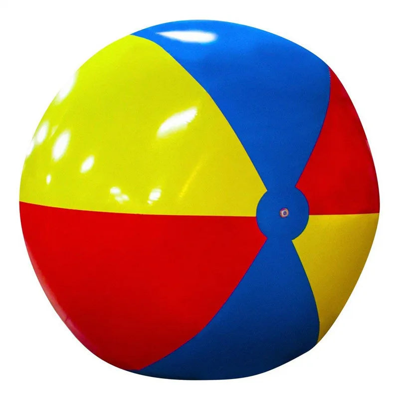Ballon gonflable de plage géant flottant dans la piscine