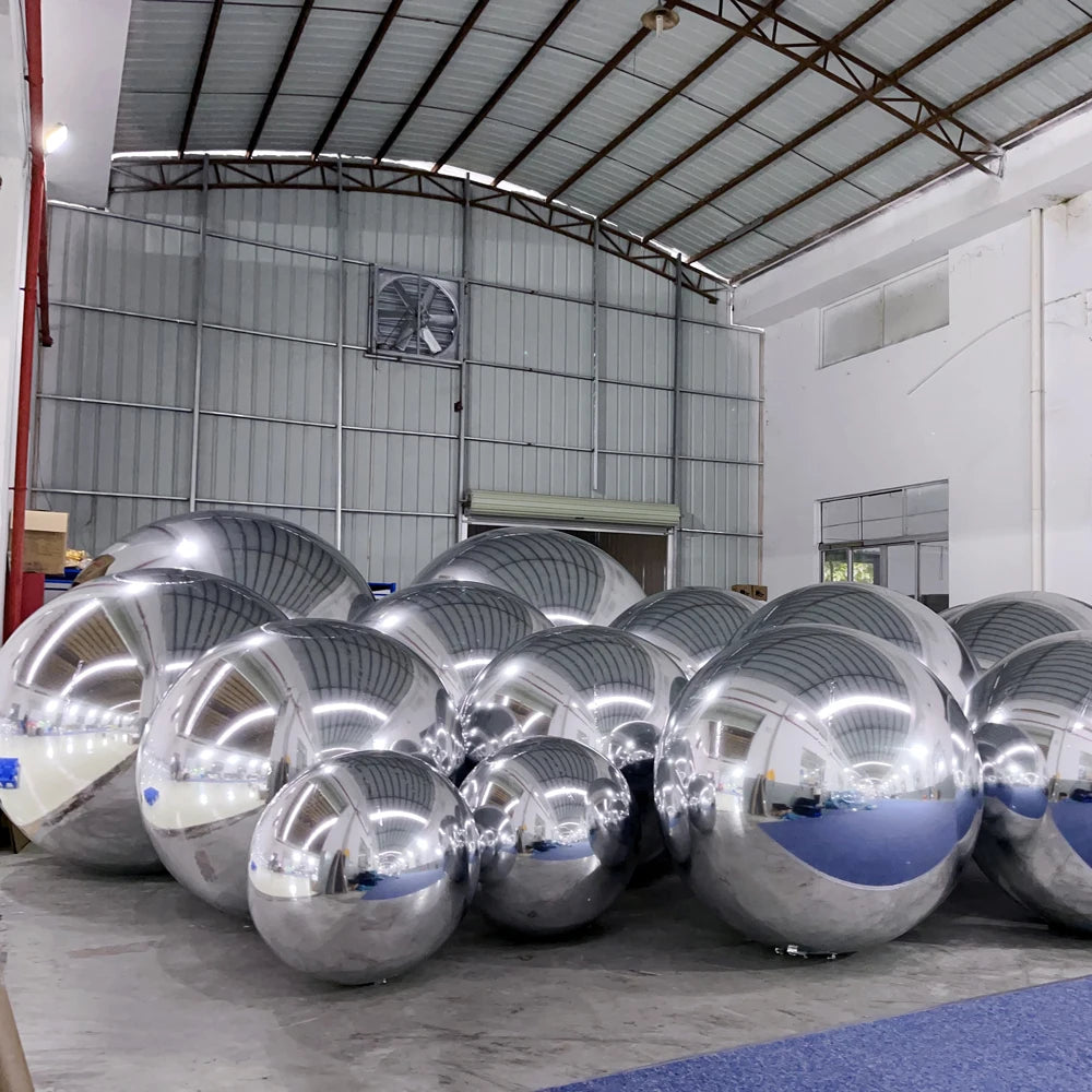 Boule miroir gonflable argentée géante en extérieur