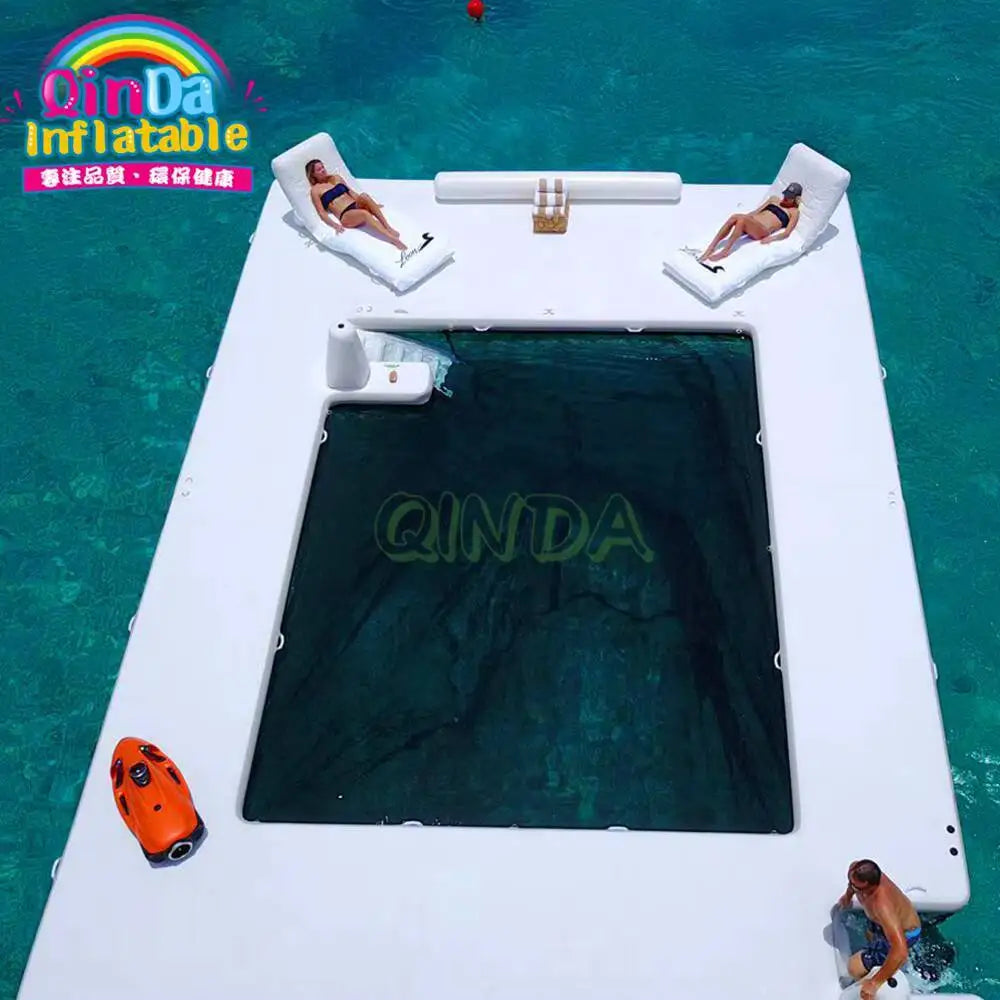 Piscine gonflable flottante ancrée près d'un yacht