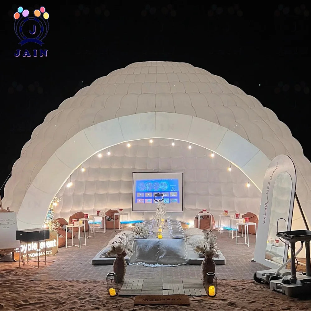 Entrée grande ouverture de la tente igloo gonflable