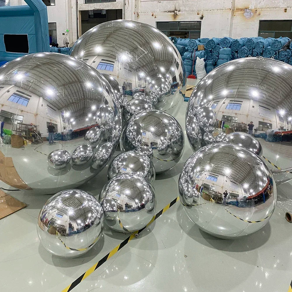 Boule miroir gonflable noire et argentée posée sur une scène