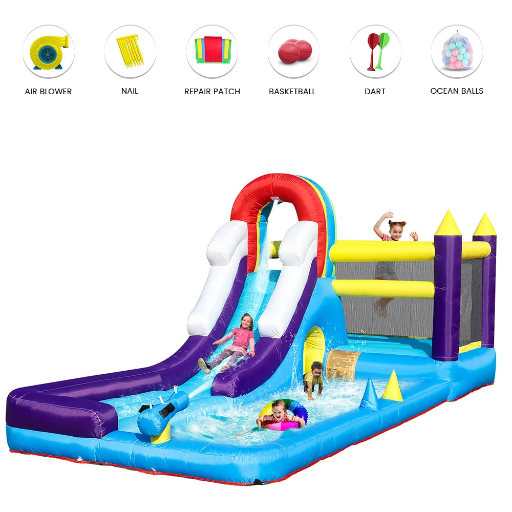 Toboggan aquatique gonflable installé dans un jardin