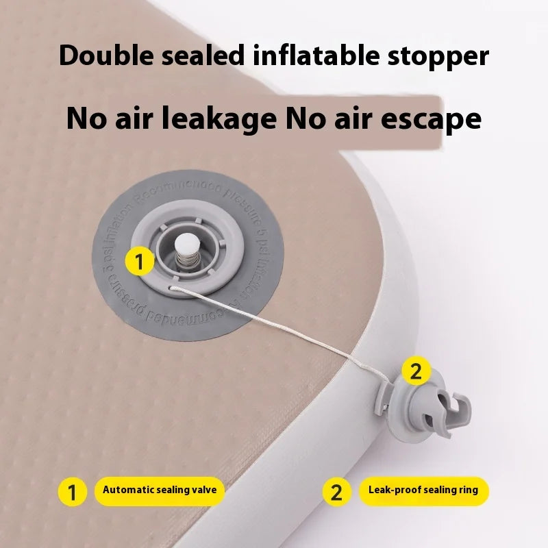 Matelas de camping gonflable installé sous une tente