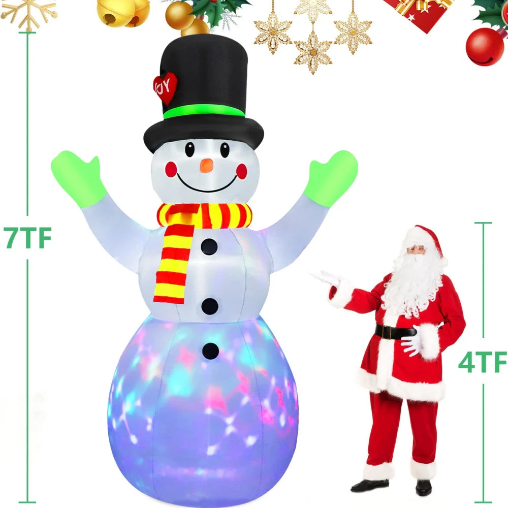 Bonhomme de neige gonflable devant une maison décorée pour Noël
