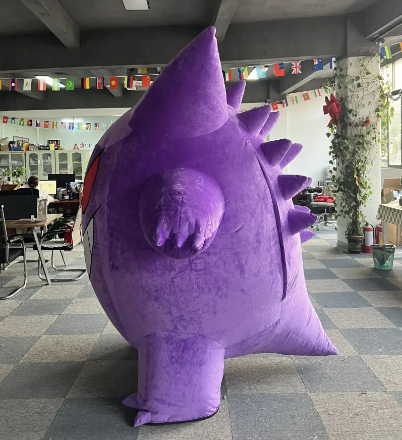 Costume gonflable créature violette en situation
