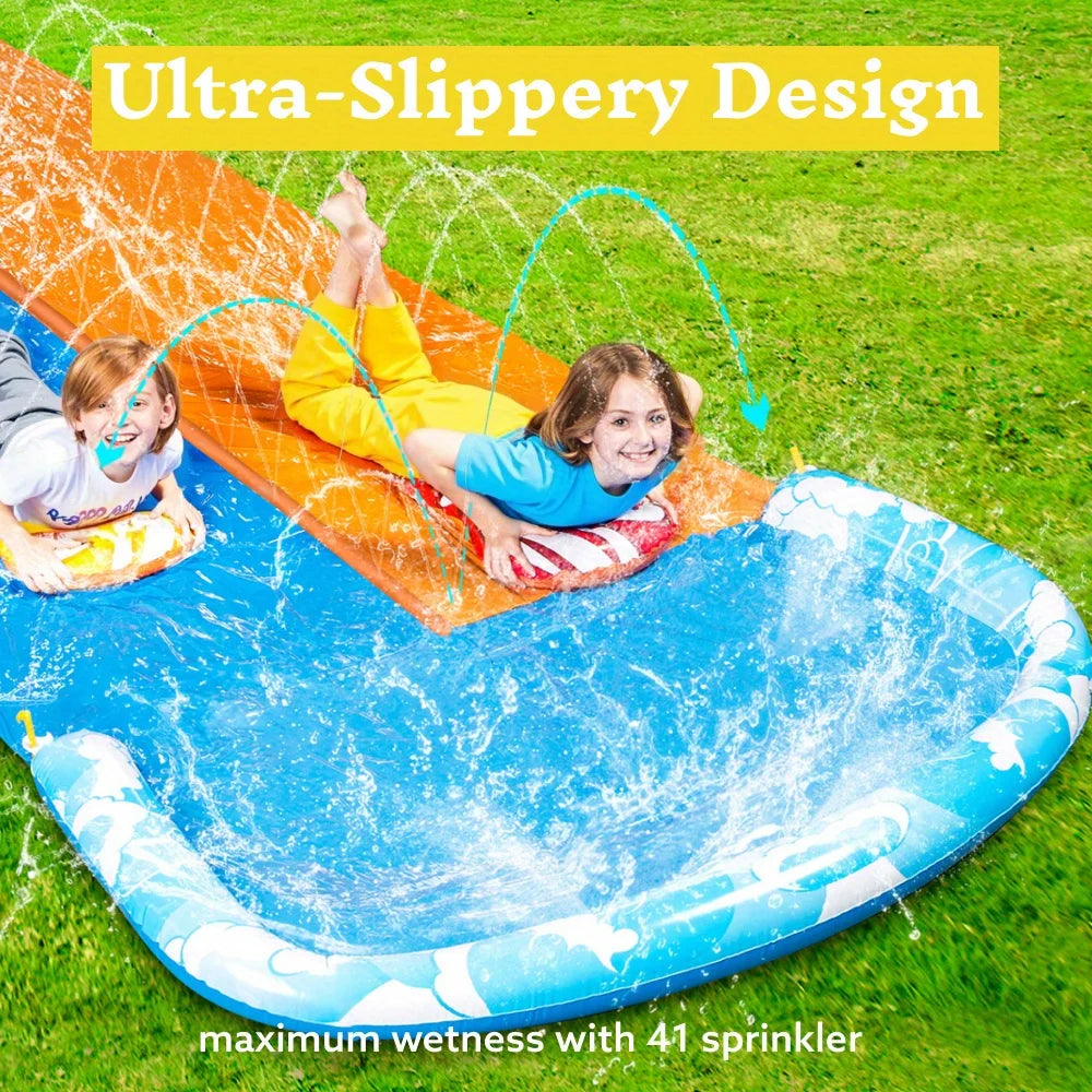 Toboggan aquatique gonflable double piste installé dans un jardin