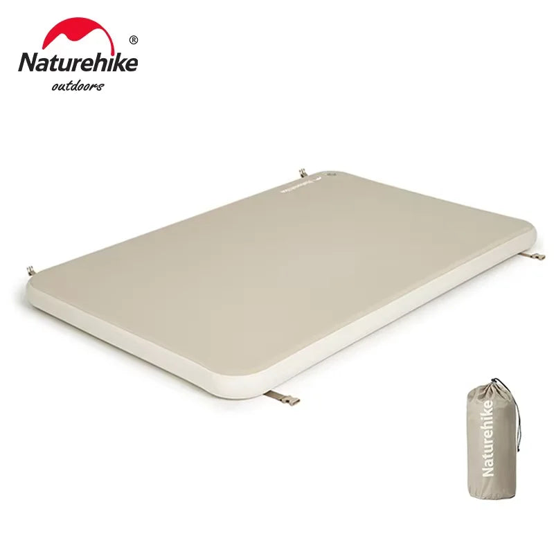 Matelas de camping gonflable duo velours installé sous tente