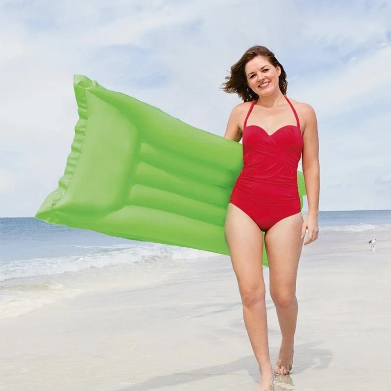 Matelas flottant gonflable rose en piscine vue de dessus