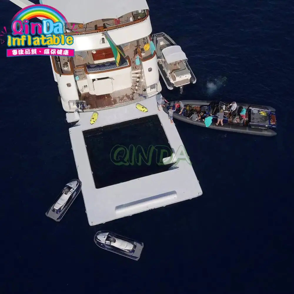 Piscine gonflable flottante installée à l'arrière d'un bateau