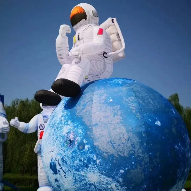 Décoration gonflable lune astronaute LED installée sur une scène de concert