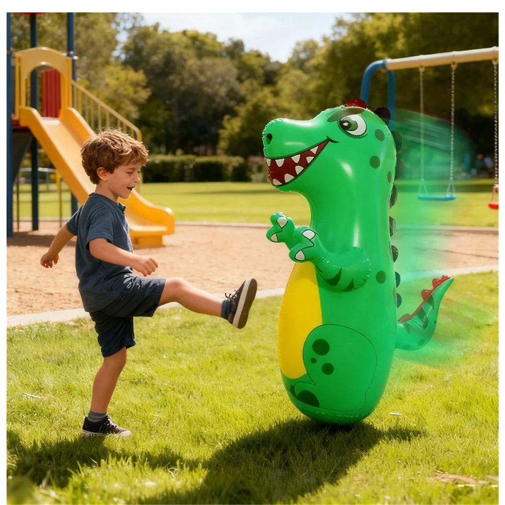Enfant jouant avec le sac de frappe gonflable dinosaure