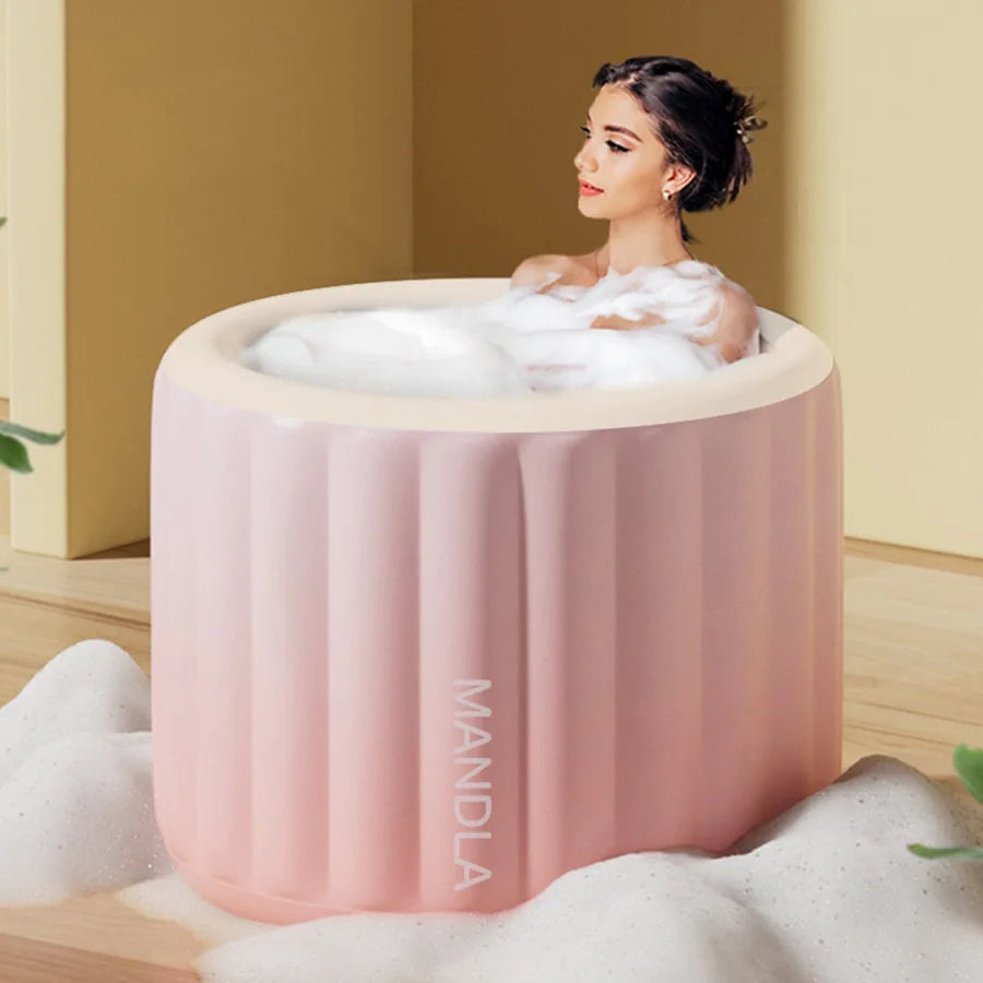 Baignoire gonflable familiale pliée pour le rangement