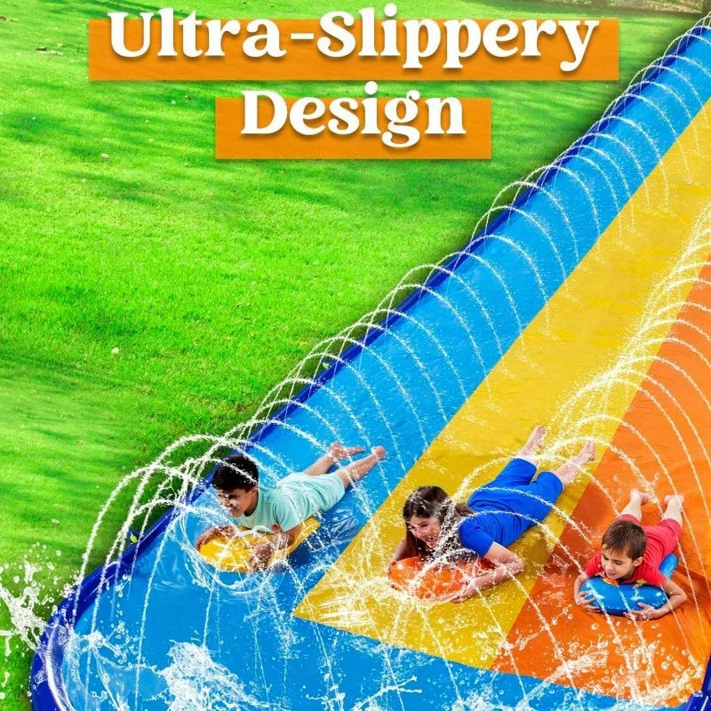 Vue d'ensemble du toboggan aquatique gonflable 7 m sur pelouse
