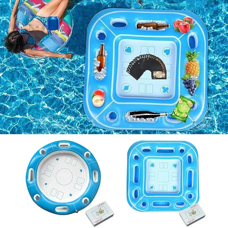 Table flottante gonflable bleue sur la piscine avec cartes à jouer
